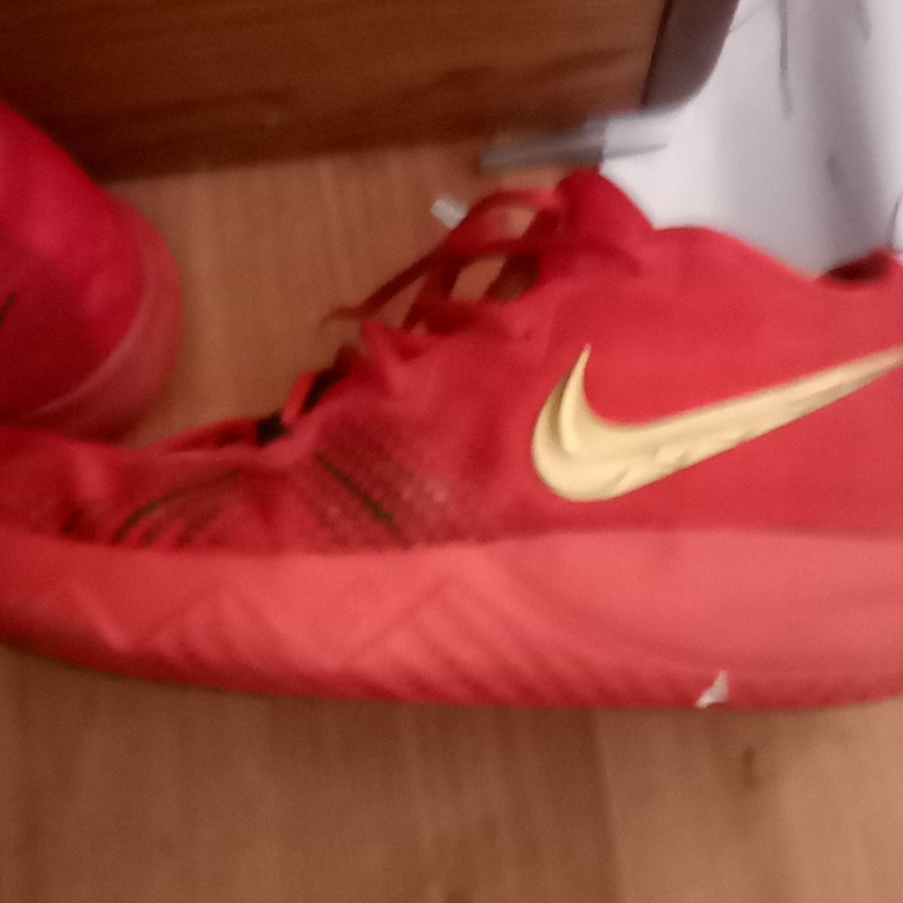 Kyriee Nikes sz 12